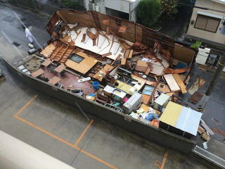 Illustration for article titled Japanese Building Falls Apart in a Most Unexpected Way